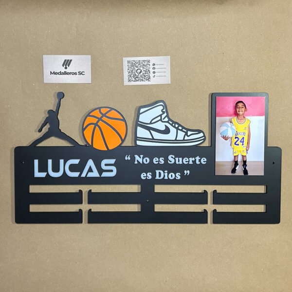 Medallero con nombre personalizado para basquet - Image 2